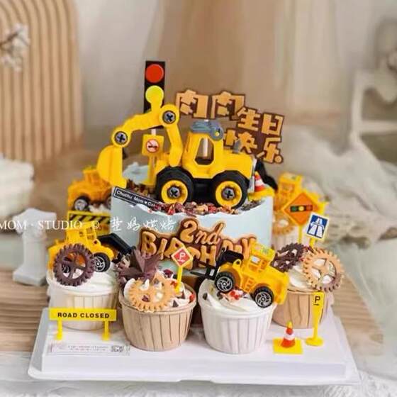 Birthday cake decorative ornament car excavator baking plug -in home car supplies Creative cute toys
