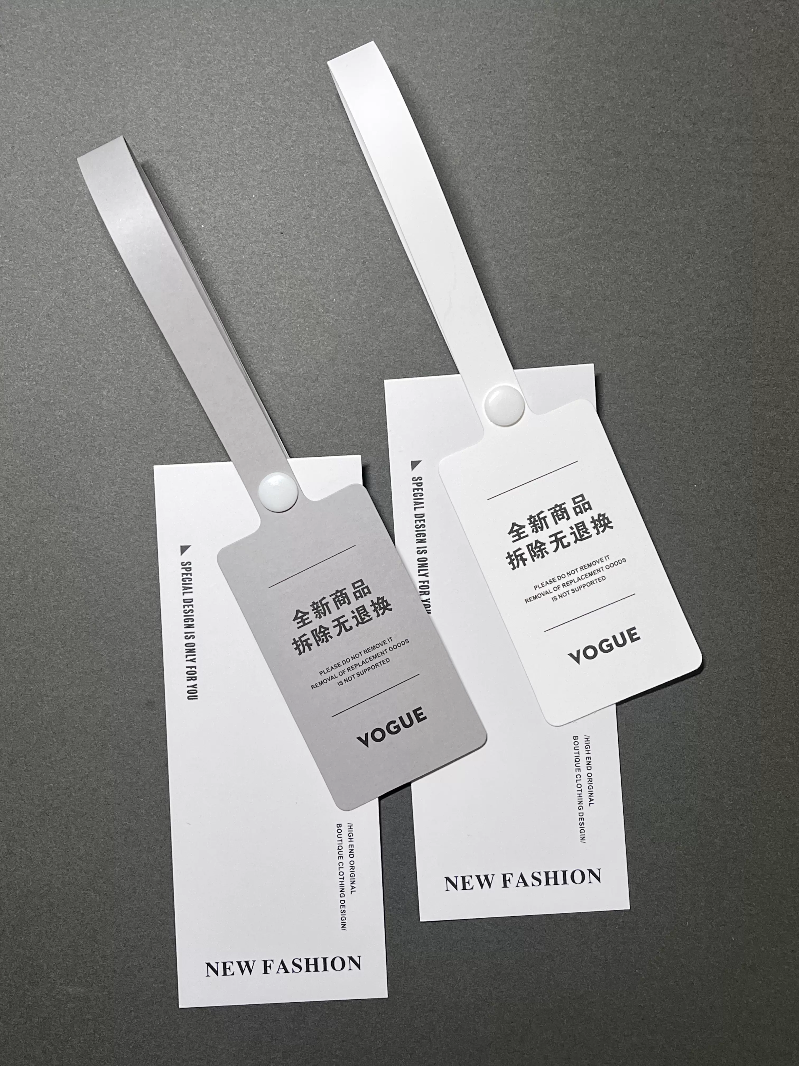 白色服装吊卡衣服标签简约特种纸挂牌订做防拆扣吊牌定做原创设计