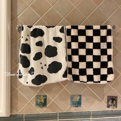 Checkerboard Pattern Towel for Women and Couples, ins Styles, Face Washing, Household Coral Fleece, Absorbent, Quick-Drying, Cute Hand Towel for Children