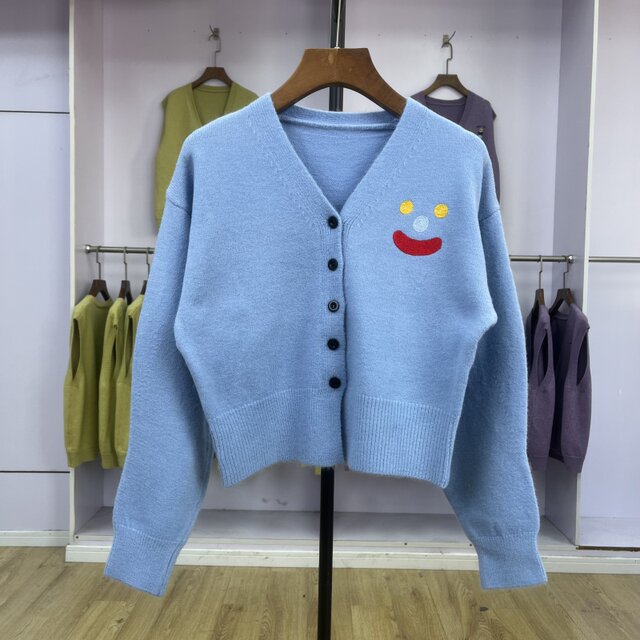 920 Smiling V-neck Knit Cardigan Jacket Women's Top 2025 Early Spring New Short Single Breasted Long Sleeve Sweater