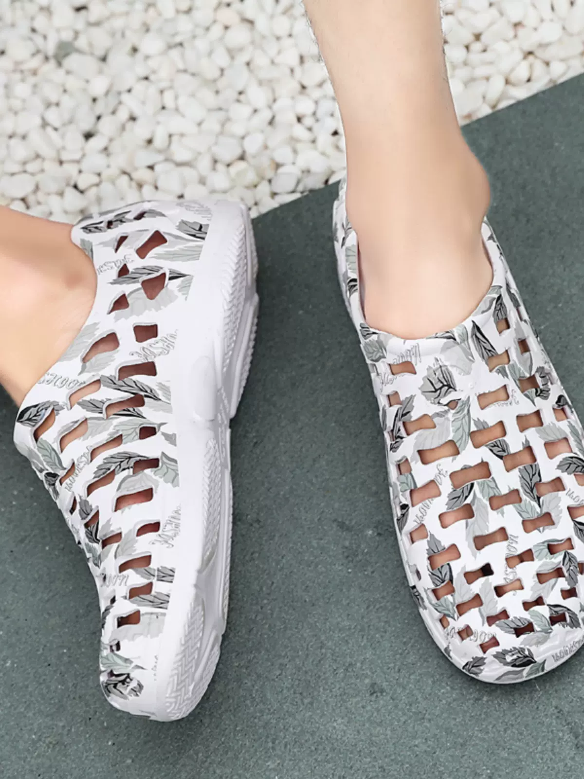 dép quai hậu nam Nhiều Lỗ Crocs Nam Đi Biển Cho Phong Cách Hàn Quốc Chống Thấm Nước Đế Dày Thoáng Khí Du Lịch Thường Ngày Lợn Lồng Giày Cặp Đôi Rỗng dép lining