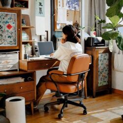 European-Style Leather Office Chair for Home Study, Comfortable Ergonomic Desk Chair for Long Sitting, Bedroom Chair with Backrest