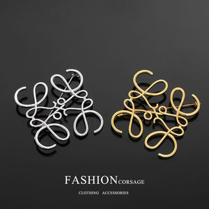 
High-end geometric brooch suit accessories high-end temperament coat pin decoration versatile solid color metal corsage trend
