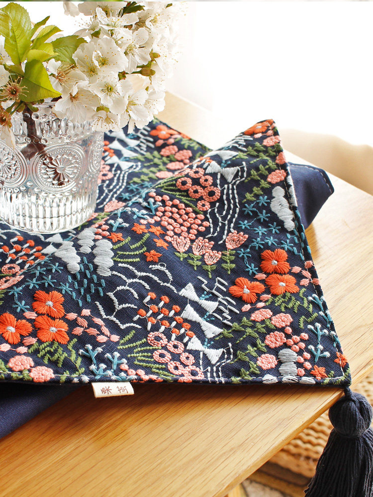 日本の刺繍テーブルランナー - チェストナットコクーン - 花柄