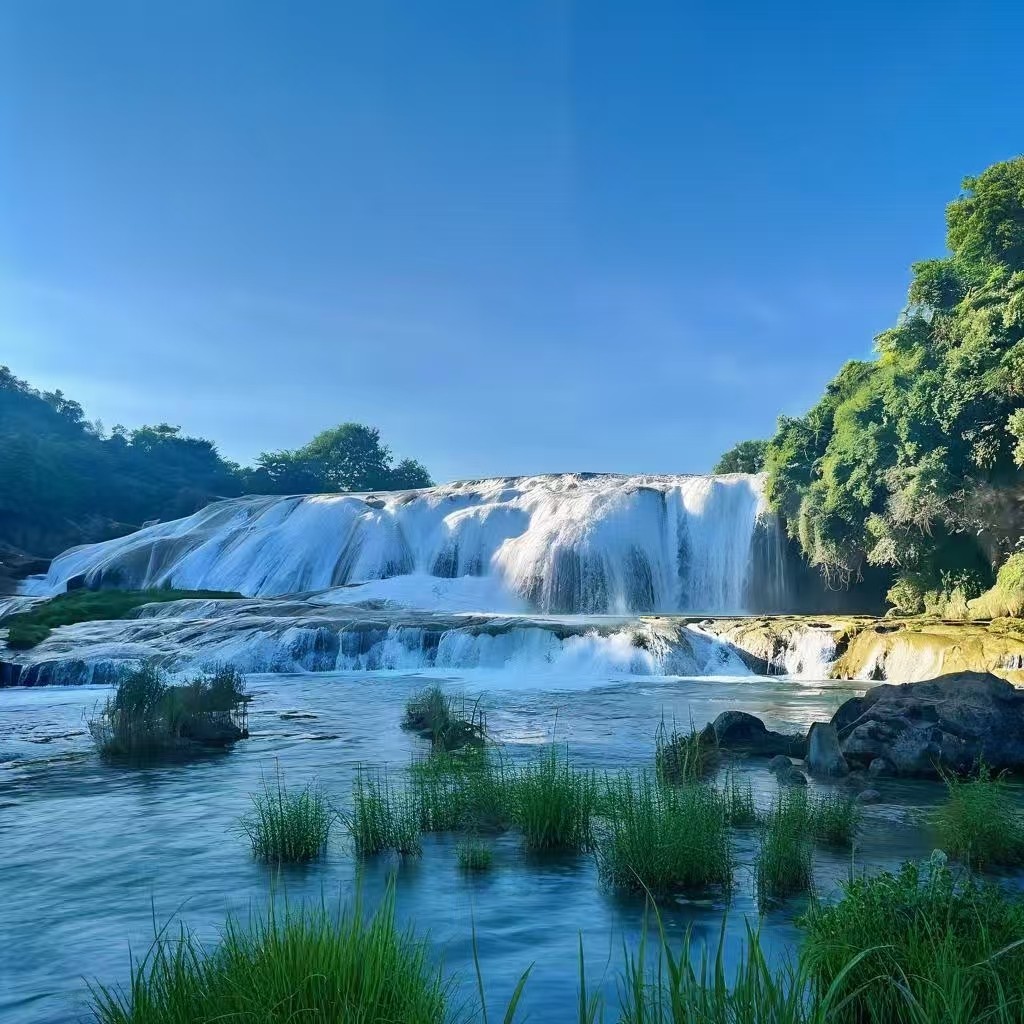 精品贵州8天7晚跟团游梵净山黄果树瀑布大小七空织金洞遵义会址