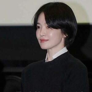 
Song Hye Kyo's same black round neck sweater as she is capable and elegant slim and slim knitted top for men and women's cashmere shirt