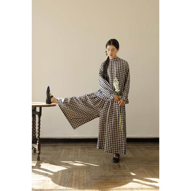 Retelling unrestrained comfort, light linen, colored blue medium plaid small stand collar long sleeve plaid pullover
