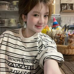 American Retro Black and White Striped Round Neck Short-Sleeved T-Shirt for Women, New Summer Style, Versatile Loose Letter-Print Top