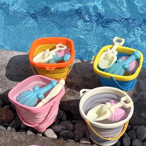 Children folding small bucket beach shovel seaside toys Baby play sandwich, sand digging sets to play water and catch the sea tool