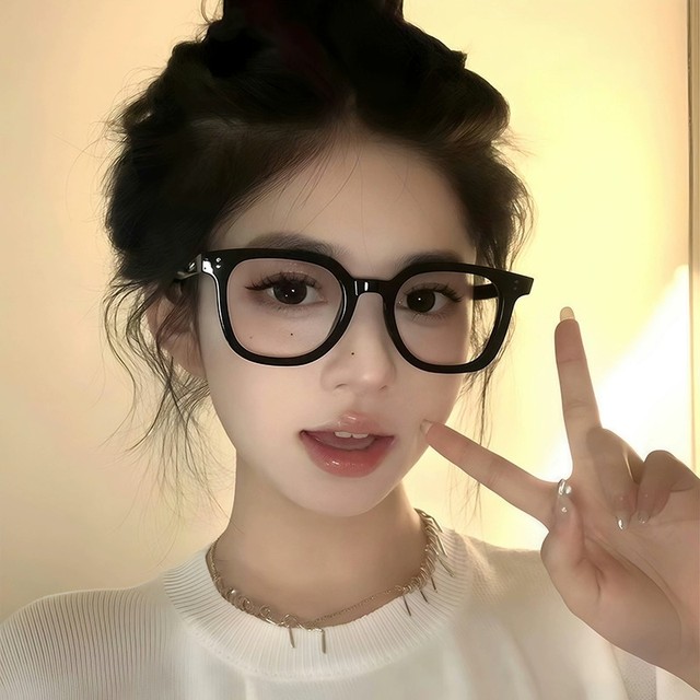 Black-framed glasses for women without makeup, myopia degree can be equipped with high-end large-frame anti-blue light flat glasses to make the face smaller