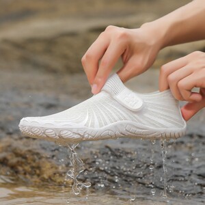 Outdoor children's beach shoes, river-trapping shoes, wading shoes, quick-drying parent-child anti-skid and anti-cut barefoot swimming shoes, white
