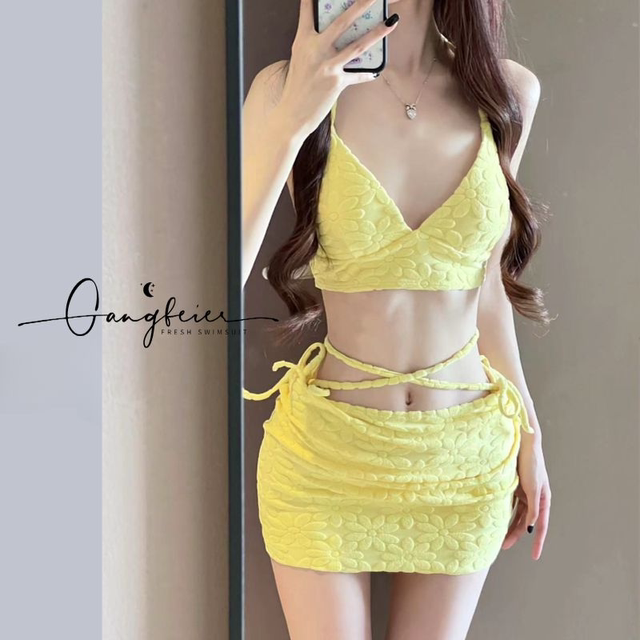 Skirt -style Bikini Swimsuit Female Three -piece Set 2024 New Yellow Hanging Near White Sexy Beach Resort Swimsuit
