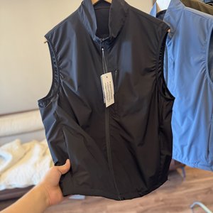 
Lightweight resistant and ripping windproof sports vest for men and women couples the same outdoor mountaineering stand collar casual vest jacket