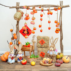 Autumn and Winter Window Displays with Artificial Corn, Persimmons, Pumpkins, and Garlic Hanging Strings for Autumn Harvest Kindergarten Environment Creation and Nature Corner
