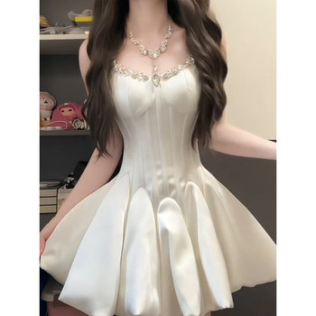 A slightly fat and noble girl-style flashing diamond suspender dress