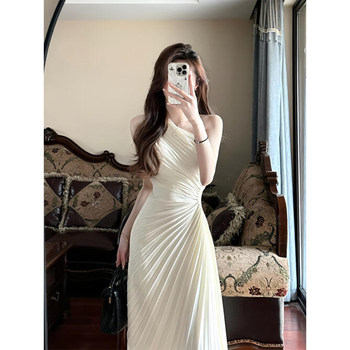 
A slightly fat pure sexy pleated side shoulder hollow dress