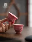 Trong sân nhỏ, tôi gặp một cô gái với tách trà đất sét hồng tím, bộ trà kung fu, tách trà handmade, tách trà đơn, tách trà nhỏ chén sứ giá rẻ chén sứ men 