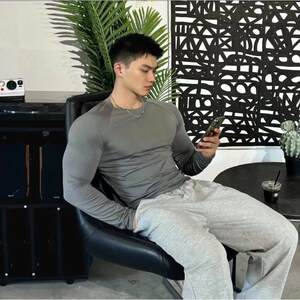 
slim fit elastic fitness long-sleeved men's sports running training quick-drying solid color T-shirt round neck breathable and fast drying