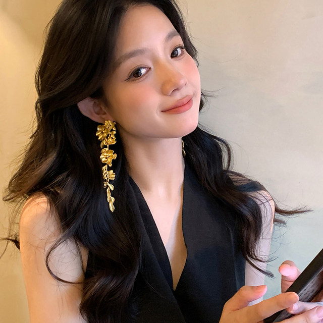 Flowers golden tassel earrings for women, light luxury, exaggerated atmospheric earrings, high-end earrings 2025 new popular earrings