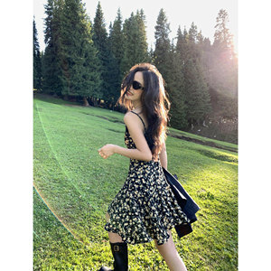 pusumede French V-neck floral suspender dress for women in summer waist-hugging to make them look slim and textured A-line short skirt
