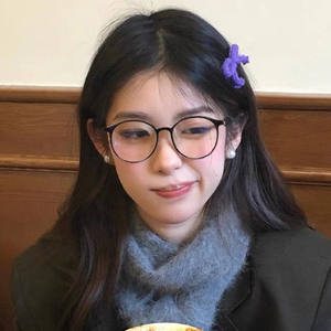 
Japanese retro black-framed glasses for women with myopia can be equipped with a small round-framed glasses for showing off the face.