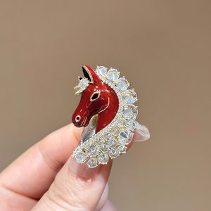 
French YaoYiZun crystal pony brooch 2026 new fashion light luxury high-end design Year of the Horse brooch