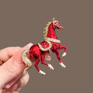 
French YaoYiZun red zodiac horse brooch for women 2025 new high-end luxury temperament large year of the horse brooch