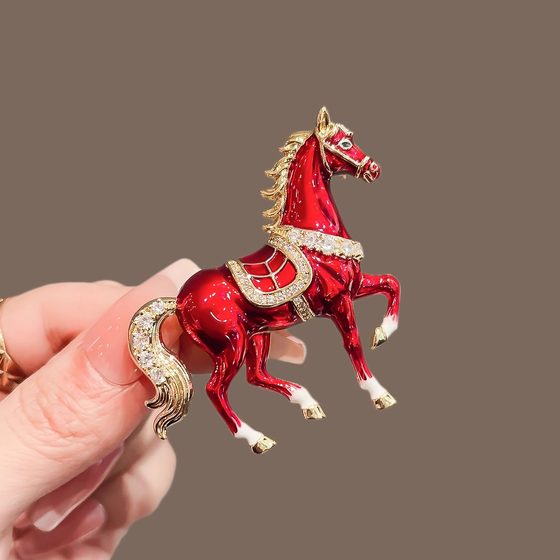 
French YaoYiZun red zodiac horse brooch for women 2025 new high-end luxury temperament large year of the horse brooch