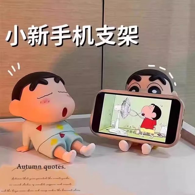 Crayon Shin-shirt mobile phone stand desktop ornament figure model lazy mobile phone seat cute doll trendy toy gifts for friends fun personalized creative mobile phone stand