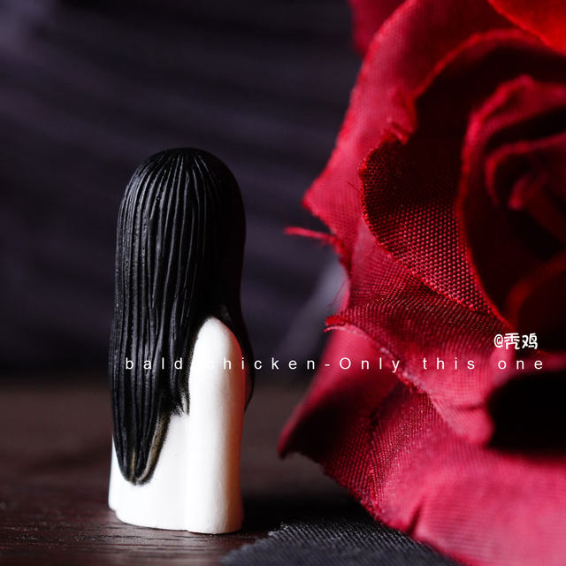 Bored! Putting a Sadako on her girlfriend! She pranks her small ornaments on the work station to decompress her emotions and decorate the desktop decoration.