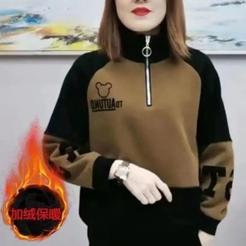 
Fashionable mother dressed in tops and thick autumn and winter jacket