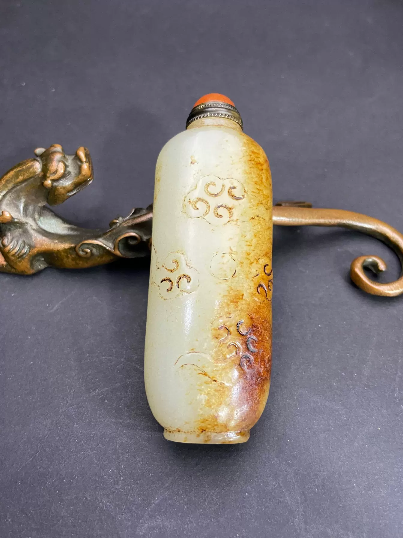 鼻煙壺　二色被せ（多色套料）獅子 鼻煙壺 二色被せ（多色套料）獅子 工芸品