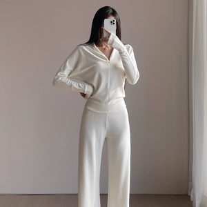 
[Director Xiaofeng] Soft velvet plus soft, skin-friendly bat sleeve sleeve top and straight pants suit