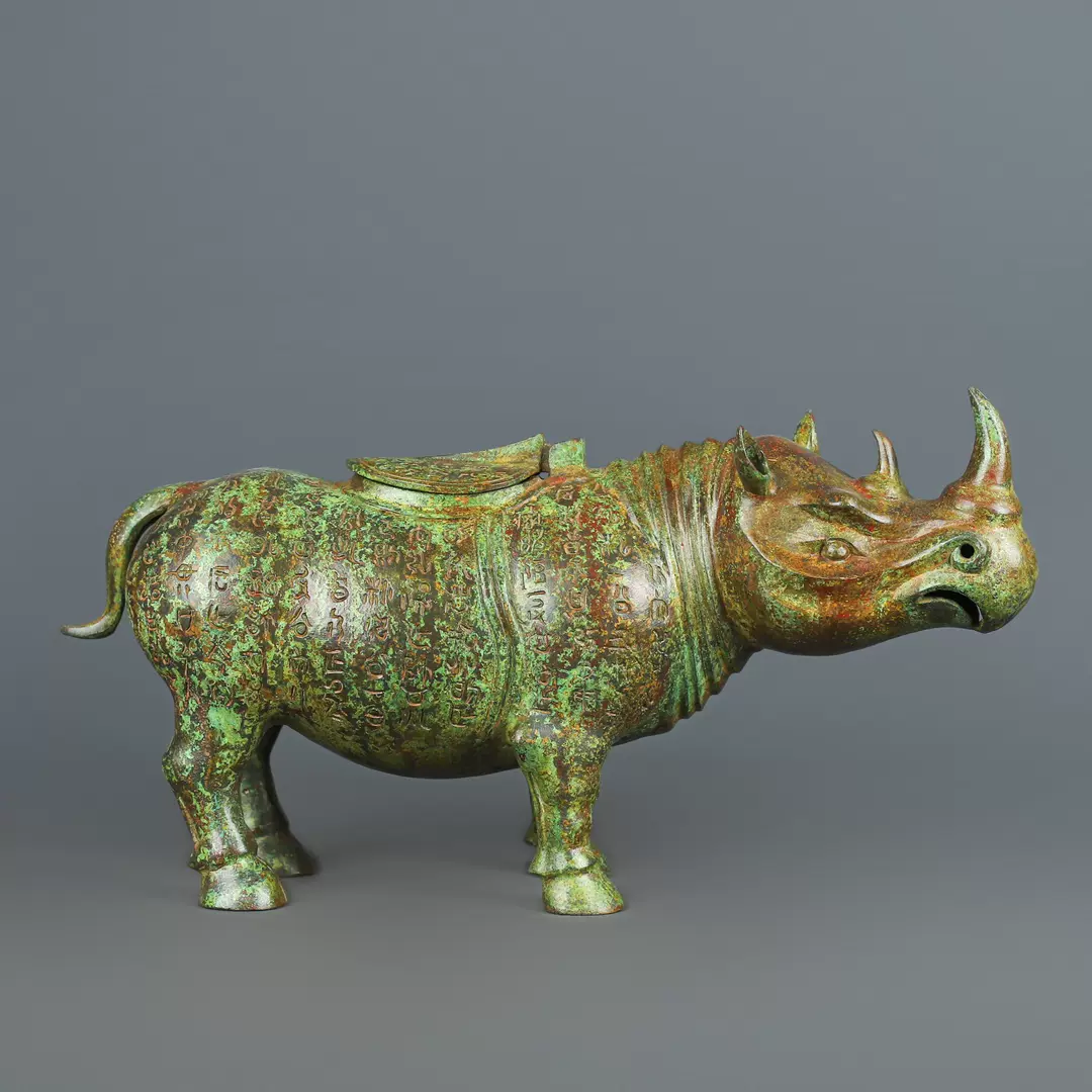 北京工芸品公司　銀製　錯金銀雲紋銅犀尊　酒器 北京工芸品公司 銀製 錯金銀雲紋銅犀尊 酒器