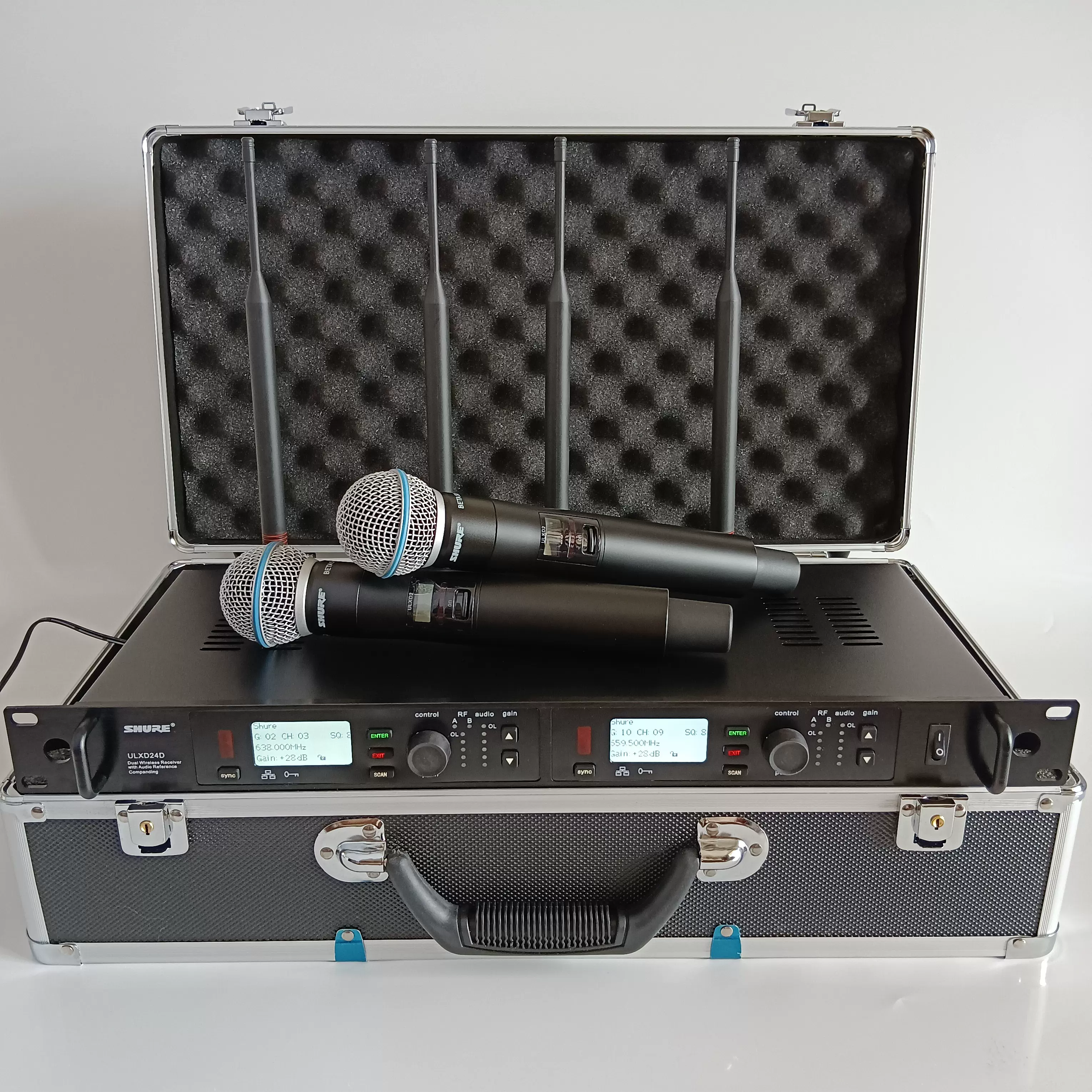 Eshak it uslubi, uy qurilishi Shaffof ichki kiyimdagi yalangoch ayol