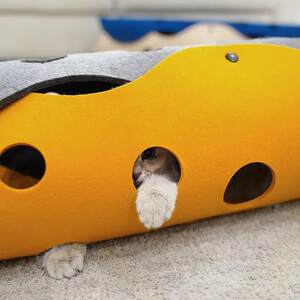 
Felt folding cat tunnel toy pet nest that can be spliced into a sheep tunnel with drilled holes to amuse cats and dogs, a universal passage for all seasons