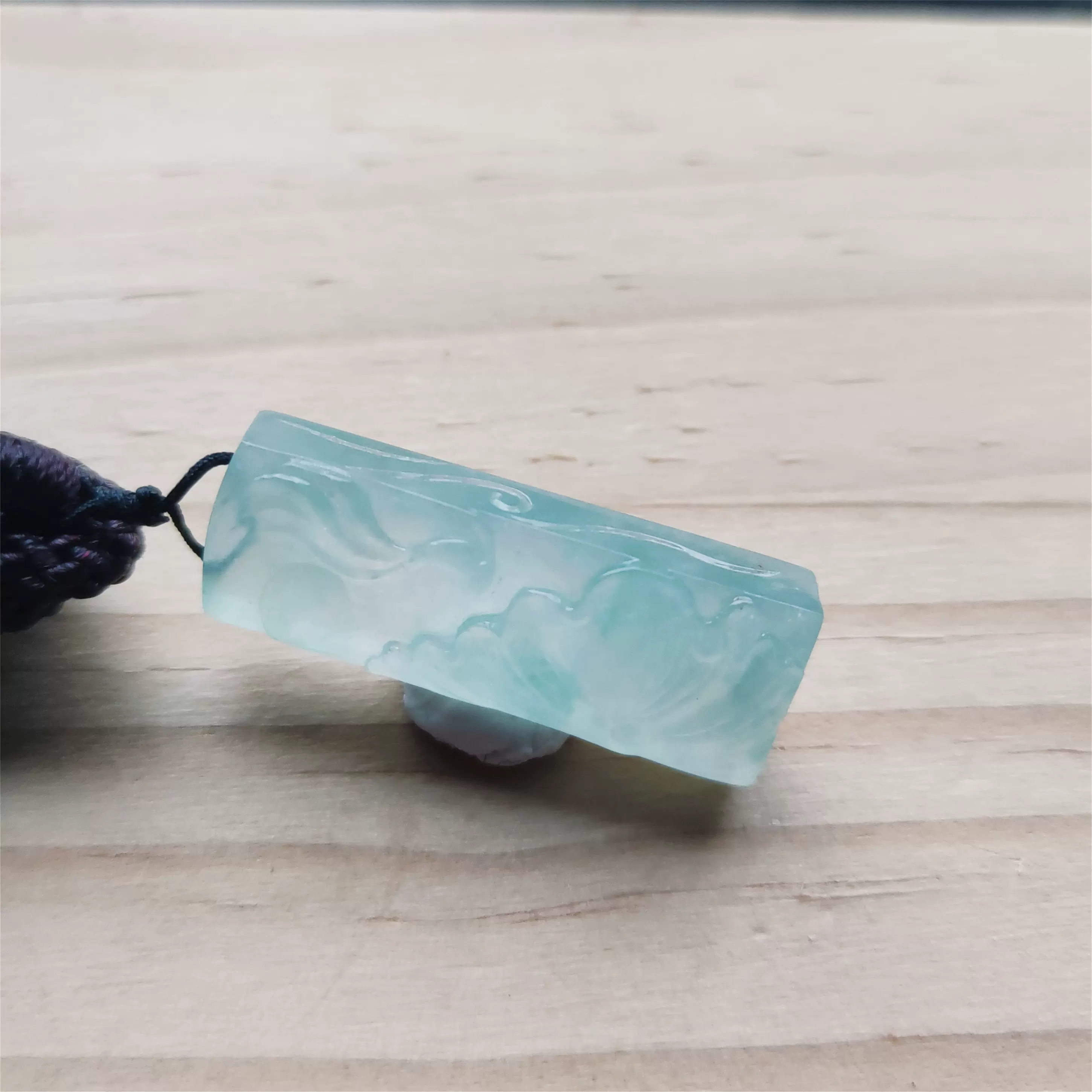 天然翡翠：冰种天空蓝木那雪花棉雕刻山水牌荷塘锦鲤