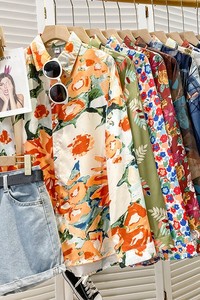 
Annual meeting performance oil painting early spring Hong Kong style retro printed shirt women's design niche long-sleeved layered loose top