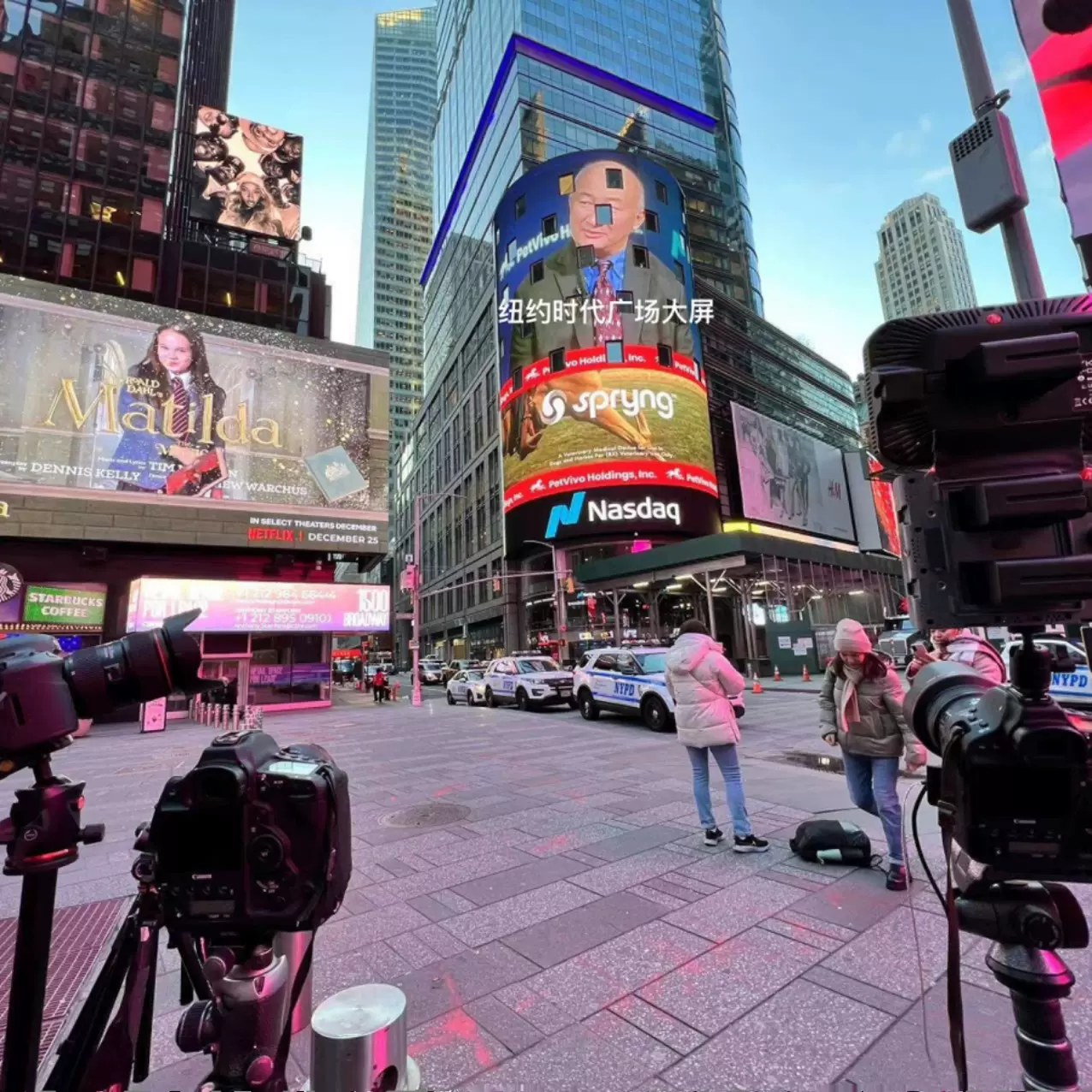 纳斯达克大屏广告美国纽约时代广场投屏现场华人/外国人口播可选