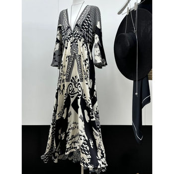 
New fashionable and elegant vacation style printed dress with slightly fat and slim V-neck, backless waist-retracted long skirt