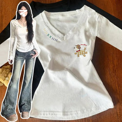 Korean-Style Cartoon V-Neck Long-Sleeve T-Shirt for Women, Autumn Chic and Unique Slim-Fit Inner Layer Top with a Sense of Design