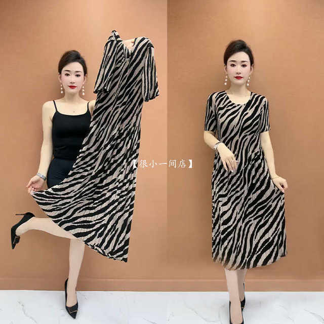 High -end women's fashion casual striped round neck dress summer models loose, foreign size large size over -the -knee short -sleeved skirt