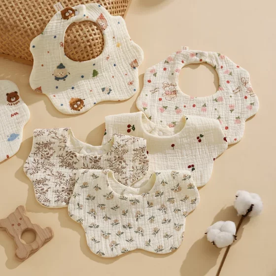 
Babies' six-layer gauze bibs. Newborn saliva bibs. Children's scarves. Baby scarves. Petal bibs.