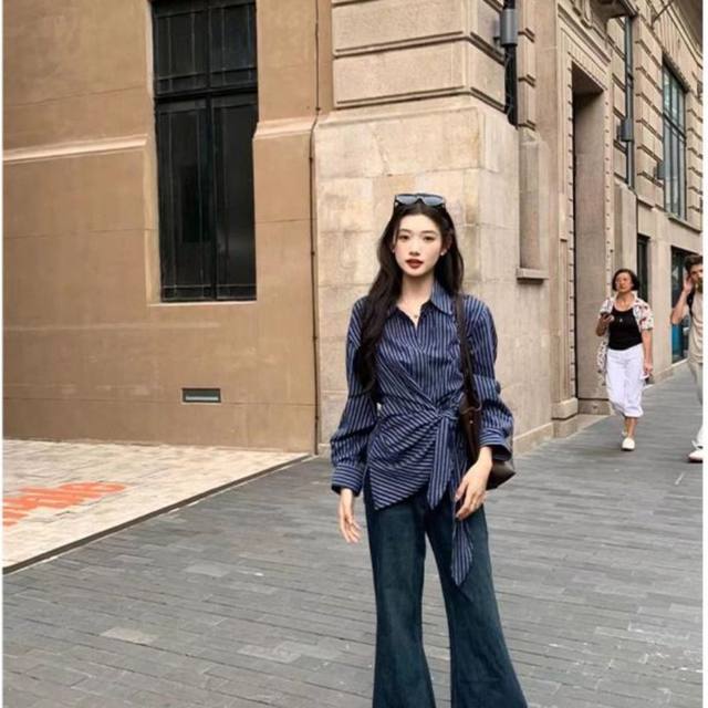 Design-sensible niche irregular striped shirt for women in early autumn Korean slim fit and waist-hugging long-sleeved shirt