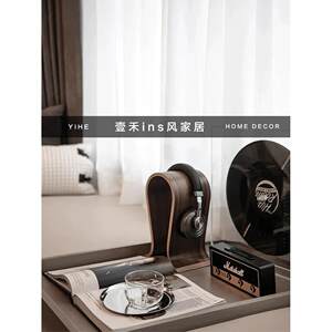 
Modern light luxury model room bay windowsill ornaments film camera photography theme bedroom living room side soft decorations