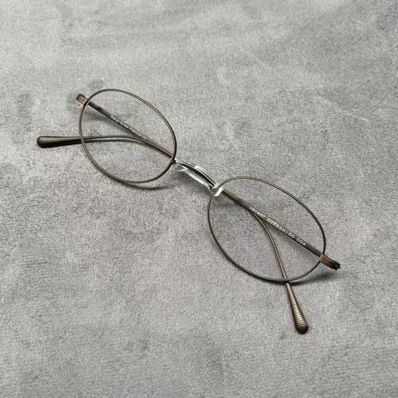 
V6066T pure titanium Japanese Ichiyama nose pad glasses frame is ultra-light and can be worn by men and women with myopia weighing 5 grams for nerds