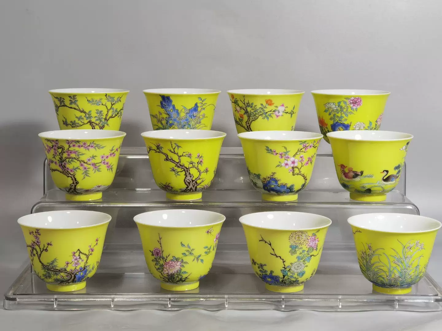 清·雍正御制珐琅彩黄地十二花神杯一套规格：口径6.5cm 高5cm