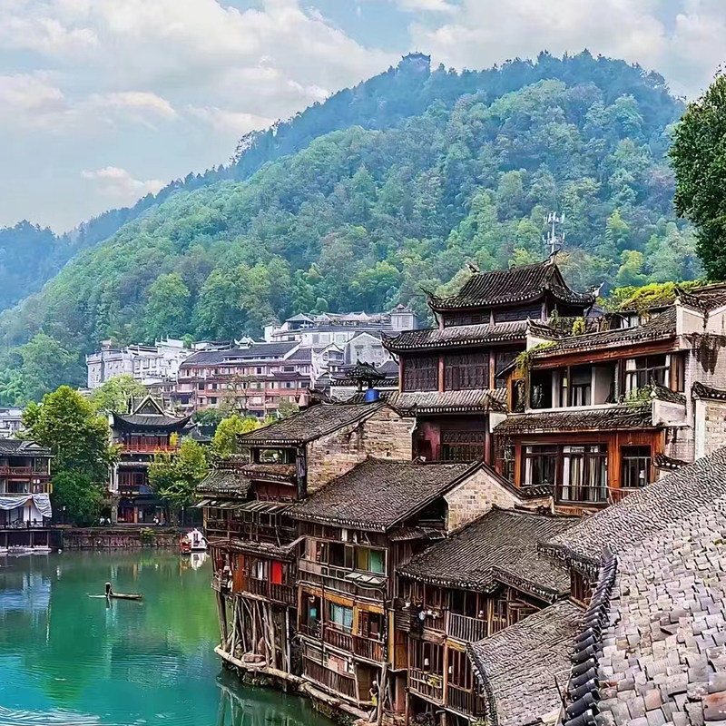 张家界森林公园魅力湘西晚会+天门山芙蓉镇凤凰古城纯玩4日游小团