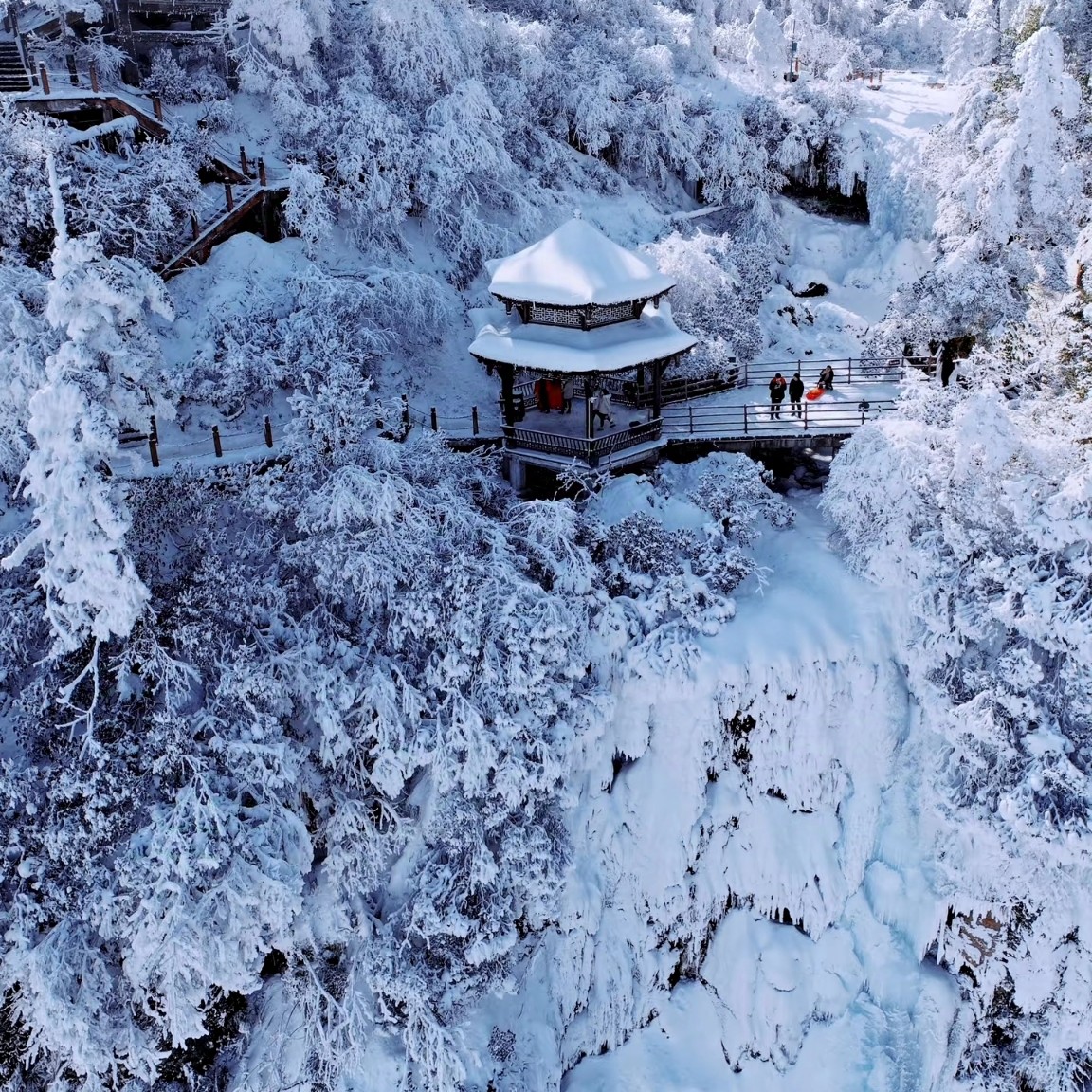 【冰雪童话】成都眉山柳江古镇瓦屋山纯玩冬日温泉最美桌山2日游