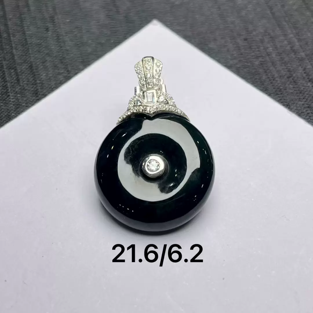 本翡翠　ミャンマー氷種❄️陽緑⭐️18金金具⭐️天然ダイヤモンド⭐️如意　新品　0376 本翡翠 ミャンマー氷種❄️陽緑⭐️18金金具⭐️天然